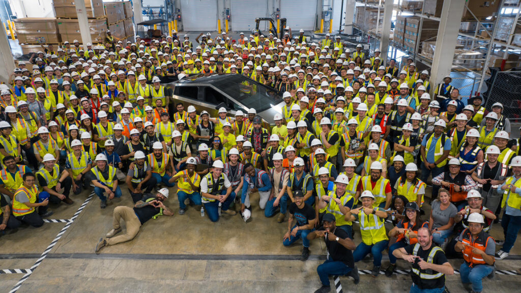 Foto di famiglia del primo Cybertruck di produzione // Fonte: Tesla