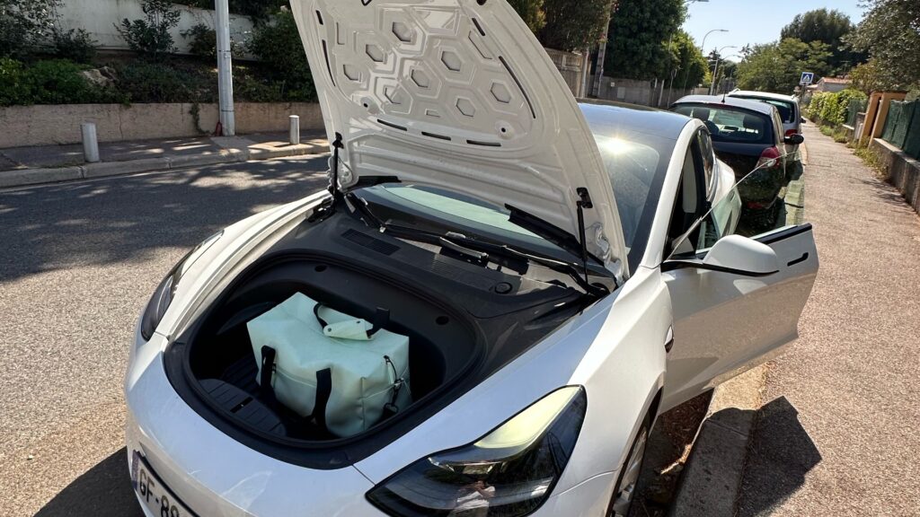 On est sûr que des personnes ont déjà loué une Tesla sans savoir qu'il y avait un coffre à l'avant ! En même temps, il n'est pas simple à ouvrir. On est sûr que des personnes ont déjà loué une Tesla sans savoir qu'il y avait un coffre à l'avant ! En même temps, il n'est pas simple à ouvrir.