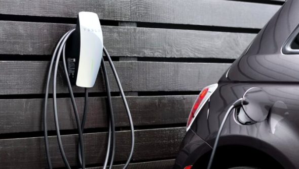 Un Tesla Wall Connector recharge une Fiat 500 électrique // Source : Tesla