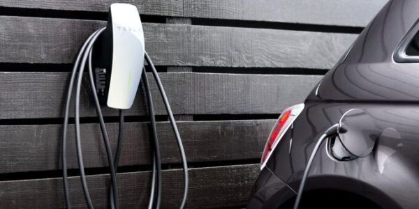 Un Tesla Wall Connector recharge une Fiat 500 électrique // Source : Tesla