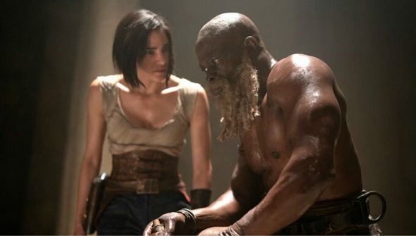 Djimon Hounsou est Titus, ici aux côtés de Kora (Sofia Boutella). // Source : Netflix