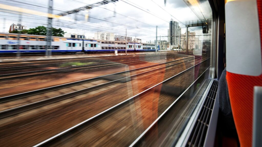 Dans le train. // Source : Canva