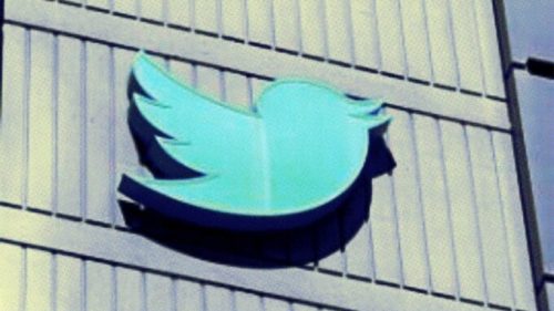 Le logo de Twitter sur la façade de l'entreprise // Source : Capture d'écran Numerama