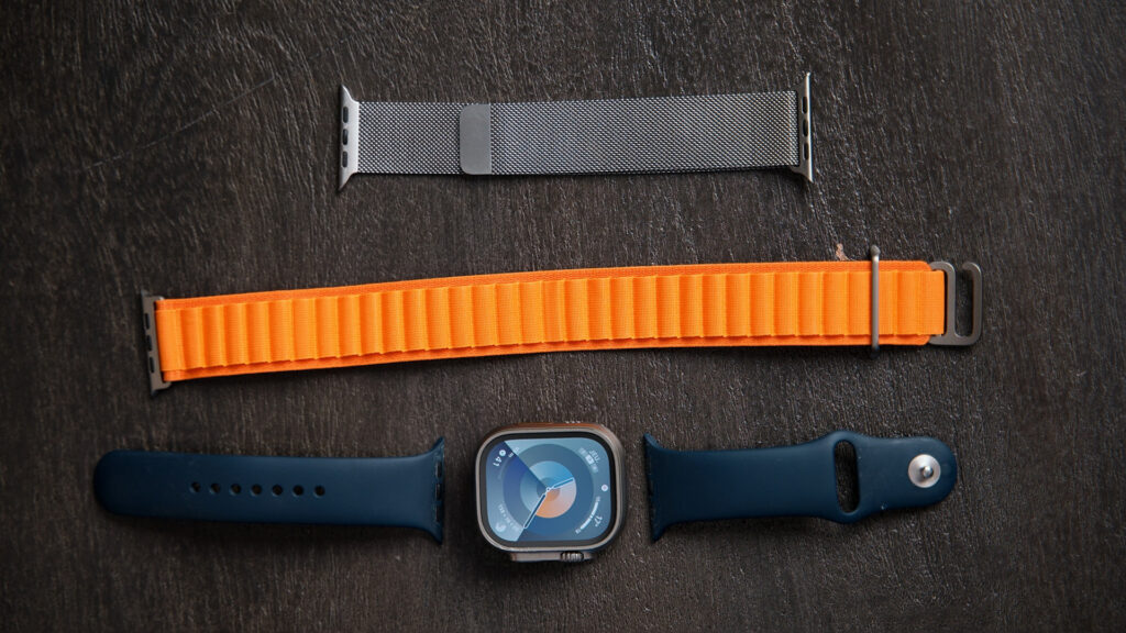 L'Apple Watch Ultra avec différents bracelets. Celui mis en avant par Apple, en orange, n'est pas très beau. On préfère nos autres bracelets issus des autres Watch. // Source : Thomas Ancelle / Numerama