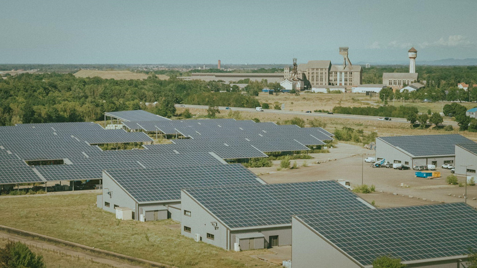 À Ungersheim, les anciennes mines de potasse ont laissé place à des bâtiments d'entreprise équipées de panneaux solaires // Source : Fournaise / Numerama