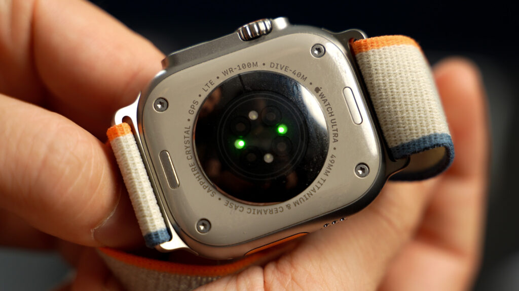 The sensors of the Apple Watch Ultra 2 // Source: Thomas Ancelle for Numerama