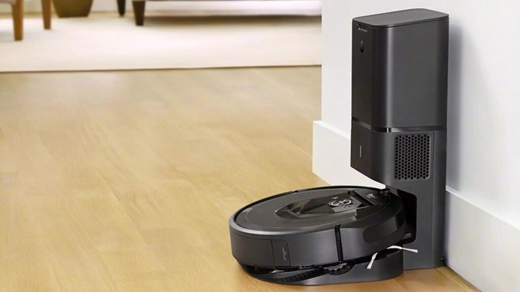 Le Roomba i7+ se charge sur sa station // Source : iRobot Le Roomba i7+ se charge sur sa station // Source : iRobot