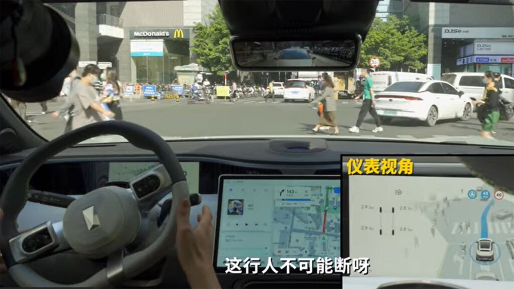 Test de la conduite autonome Avatr 11 en ville // Source : Cheney Li - Youtube