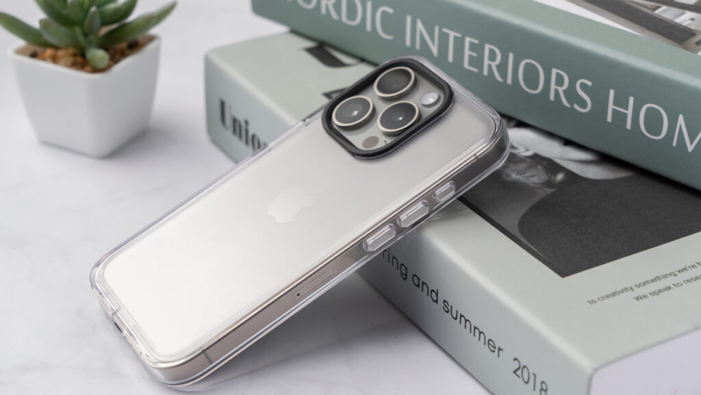 Sobre et élégante, la coque Clear est toute en transparence pour bien profiter du design de son iPhone 15 // Source : RHINOSHIELD