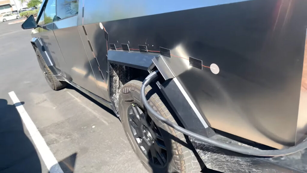 Compliqué de charger le Cybertruck // Source : Extrait Youtube - Tesla Uber Guy