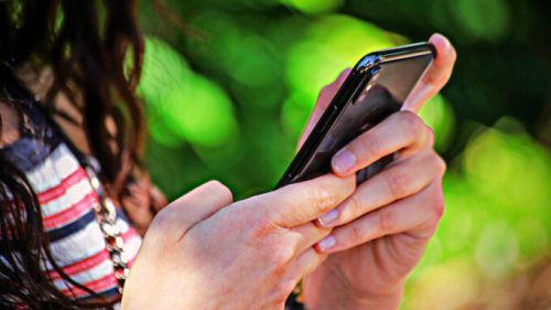 Young people are confronted with the dangers of digital technology very early on. // Source: Unsplash Young people are confronted with the dangers of digital technology very early on. // Source: Unsplash