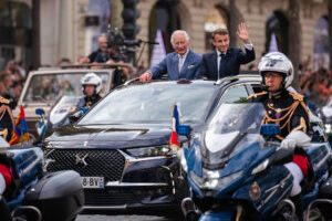 DS 7 Crossback présidentielle avec Emmanuel Macron et le Roi Charles III  // Source : DS