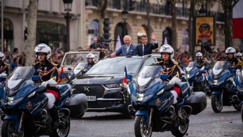 DS 7 Crossback présidentielle avec Emmanuel Macron et le Roi Charles III  // Source : DS