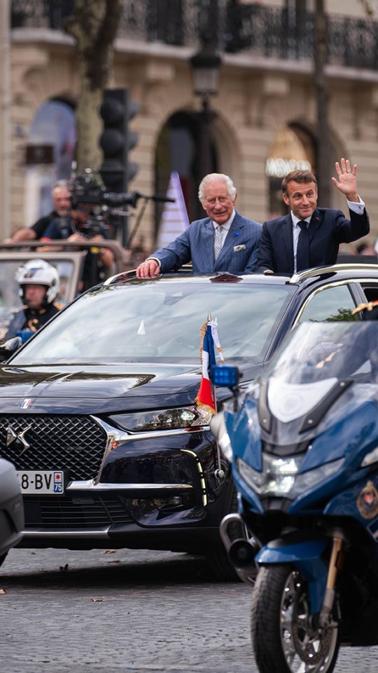 DS 7 Crossback présidentielle avec Emmanuel Macron et le Roi Charles III  // Source : DS