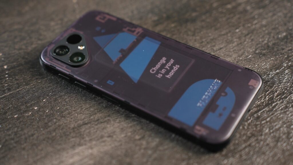 Il existe des versions avec un dos clair, mais le Fairphone 5 que nous avons testé a un dos transparent. Assez cool !