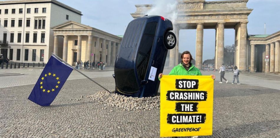 Manifestation Greenpeace anti SUV // Source : Greenpeace