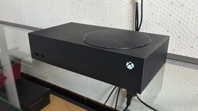 En noir, la Xbox Series S est la plus belle console de l’univers