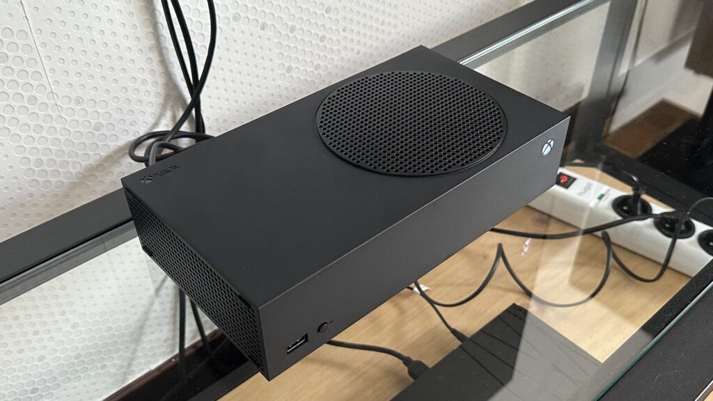 Xbox Series S noire // Source : Maxime Claudel pour Numerama