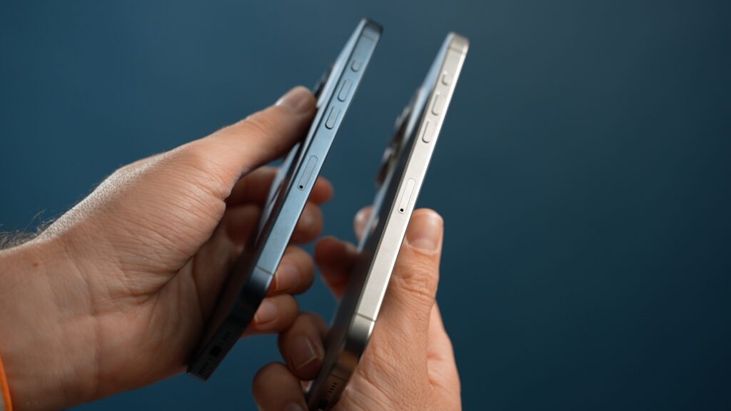 iPhone 15 Pro Max et iPhone 15 Pro : la tranche en titane // Source : Thomas Ancelle / Numerama