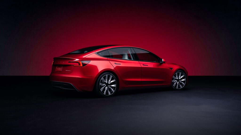 Tesla trahi par des autocollants : il y aura une nouvelle Model 3 sportive ! Par Raphaëlle Baut M3-press-kit-23-4-1024x576