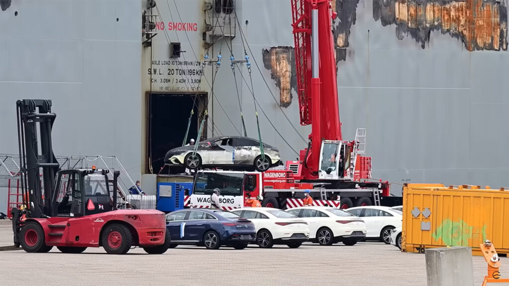 Déchargement sous haute tension du cargo Fremantle Highway : un véhicule prend feu ! (vidéo) Par Raphaëlle Baut Mercedes-eqe-fremantle-1024x576