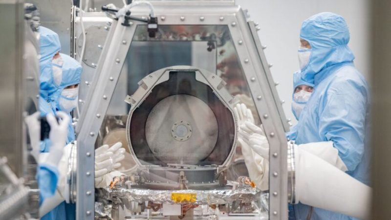 Une poussière noire s’échappe des échantillons d’astéroïde de la Nasa