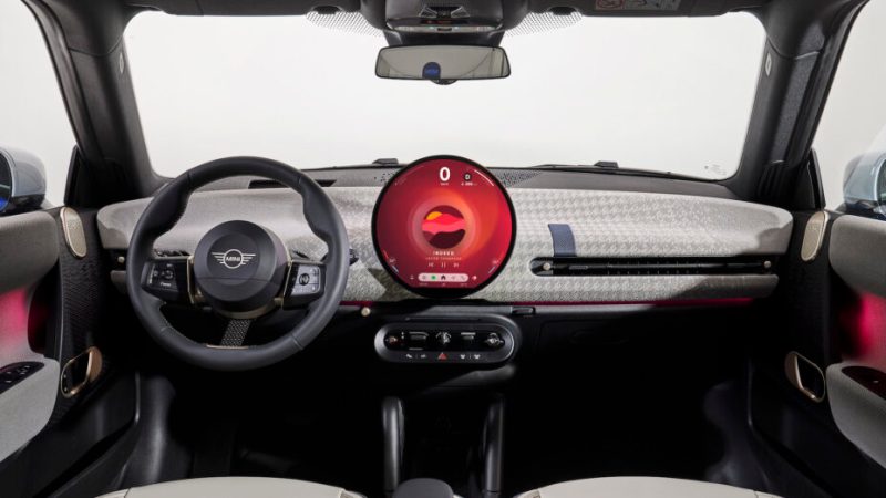 Difficile de ne pas craquer pour l’écran OLED des nouvelles Mini 100 % électriques