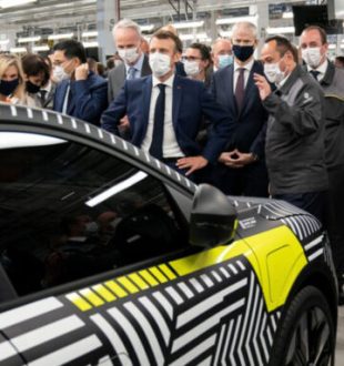 Emmanuel Macron en visite chez Renault devant la future Mégane e-tech // Source : Renault