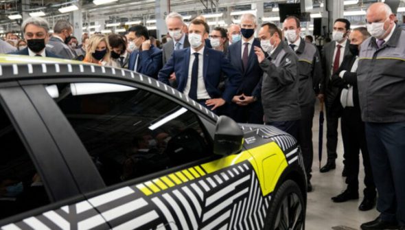 Emmanuel Macron en visite chez Renault devant la future Mégane e-tech // Source : Renault