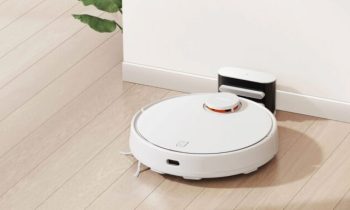 Le Xiaomi Mi Robot Vacuum S12 sur sa base de chargement // Source : Xiaomi