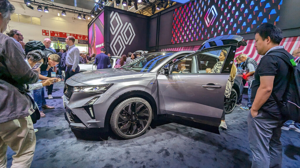 Stand Renault dans le triste parc expo // Source : Raphaelle Baut