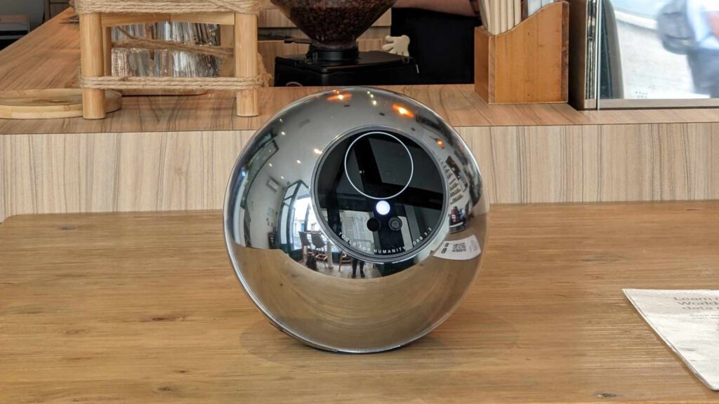 The Orb, le scanner d'iris inventé par Worldcoin // Source : Numerama