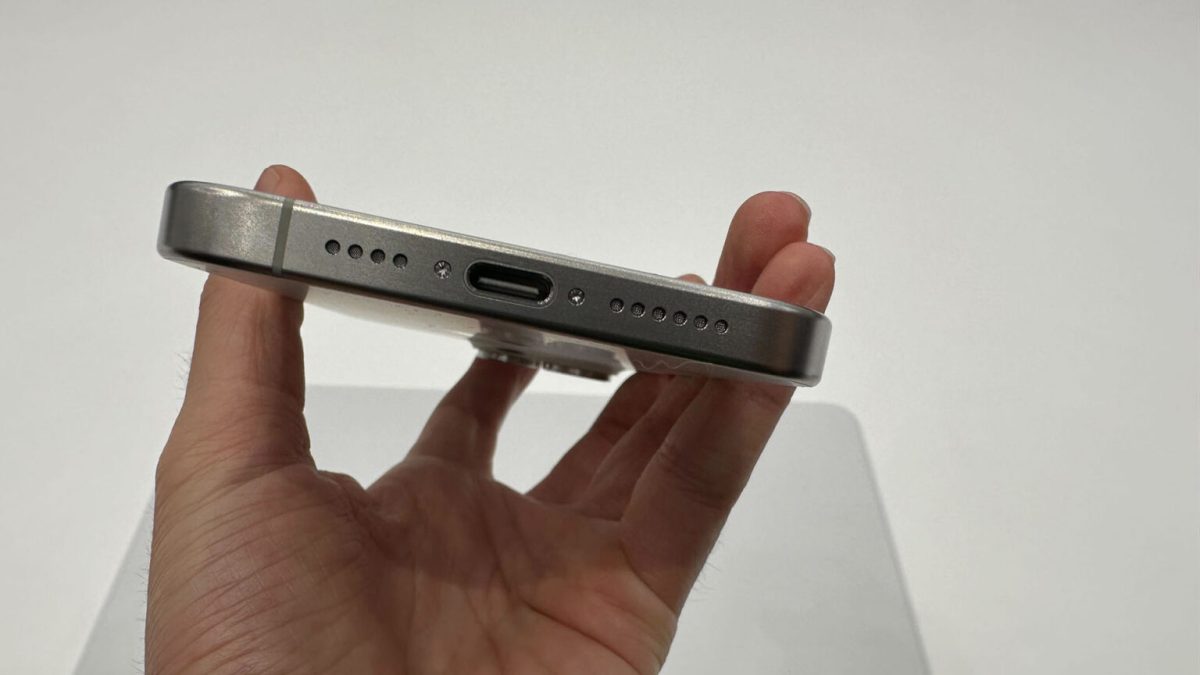 usb-c iphone 15 // Source : Nicolas Lellouche pour Numerama