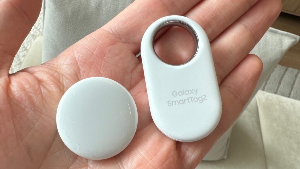 Un Apple AirTag à côté d'un Samsung SmartTag 2. // Source : Numerama