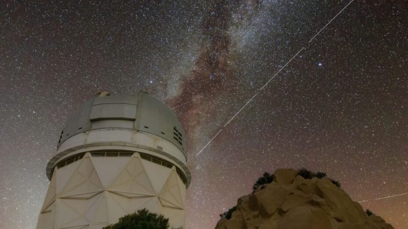 Ce satellite brille tellement qu’il « éclipse » des étoiles