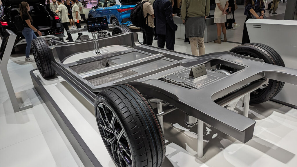 BYD electric platform with its Blade batteries // Source: Raphaelle Baut