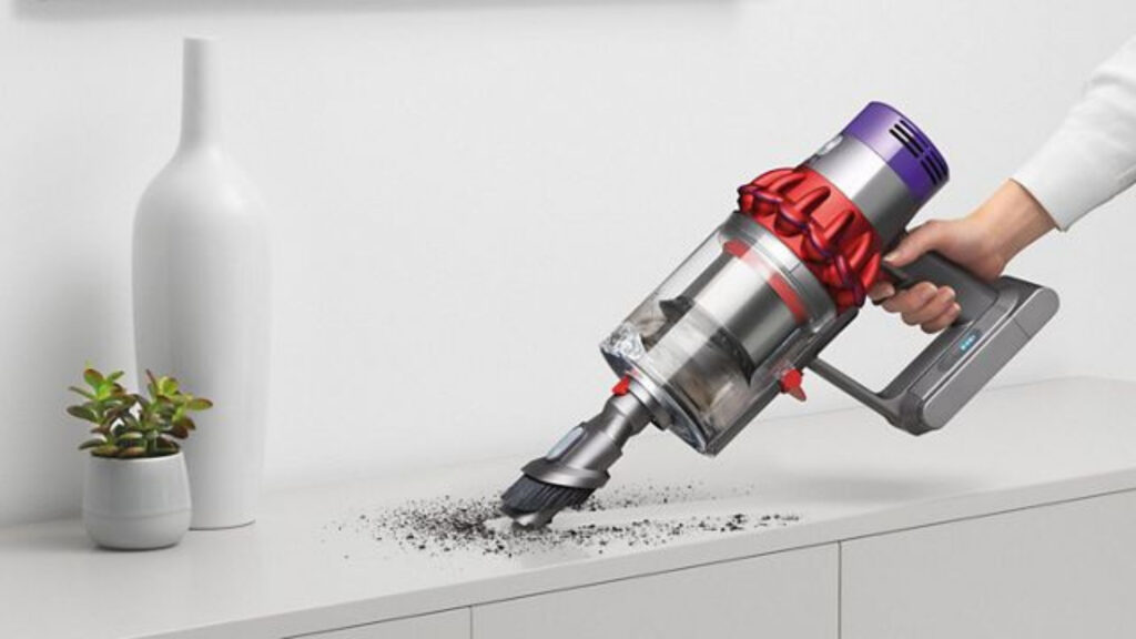 Le mode aspirateur à main s'nclenche en un clic // Source : Dyson