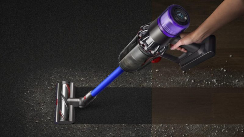 Cet aspirateur balais de Dyson, doté d’un petit écran LCD, est en promotion