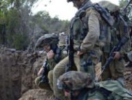 Des soldats israéliens devant une potentielle entrée de tunnel. // Source : Israel Defense Forces