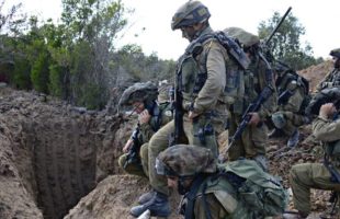 Des soldats israéliens devant une potentielle entrée de tunnel. // Source : Israel Defense Forces