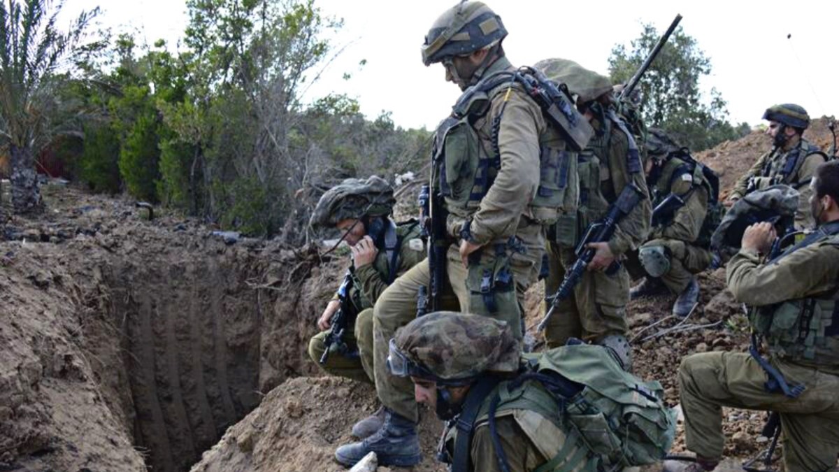 Des soldats israéliens devant une potentielle entrée de tunnel. // Source : Israel Defense Forces