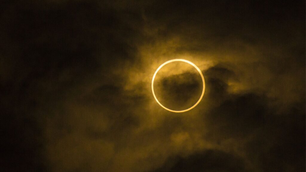 Annular eclipse.  // Source: Flickr/CC/t-mizo (cropped photo)
