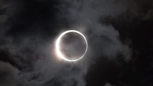 Éclipse annulaire. // Source : Flickr/CC/Takeshi Kuboki (photo recadrée)