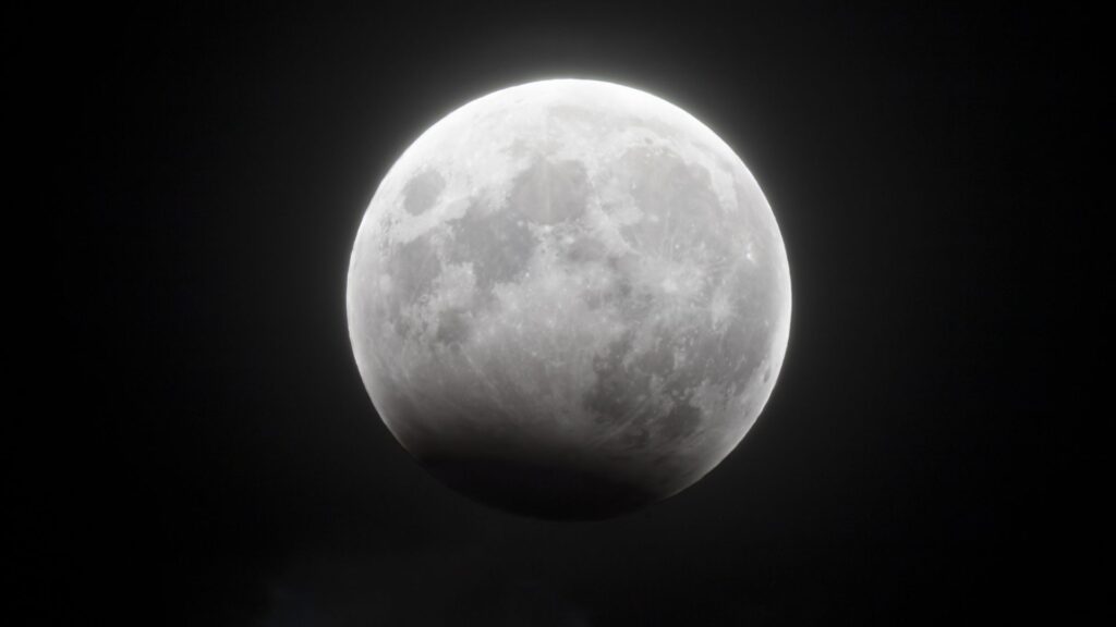 L'éclipse lunaire du 28 octobre 2023 observée depuis Londres. // Source : Via X @tomkerss