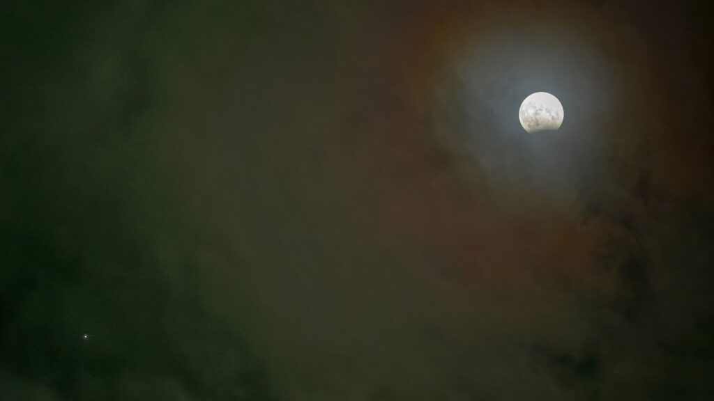 Jupiter tient compagnie à la Lune éclipsée. // Source : Flickr/CC/Jürgen Mangelsdorf (photo recadrée)