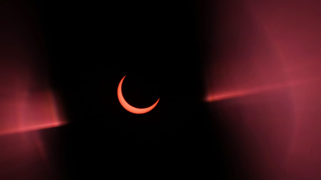 Le Soleil en croissant, tandis que la Lune se déplace avant la phase annulaire. // Source : Flickr/CC/Lars Plougmann (photo recadrée)