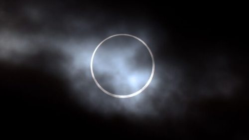 L'éclipse vue du parc nationale de Crater Lake, dans l'Oregon. // Source : Flickr/CC/Aaron Maizlish (photo recadrée)