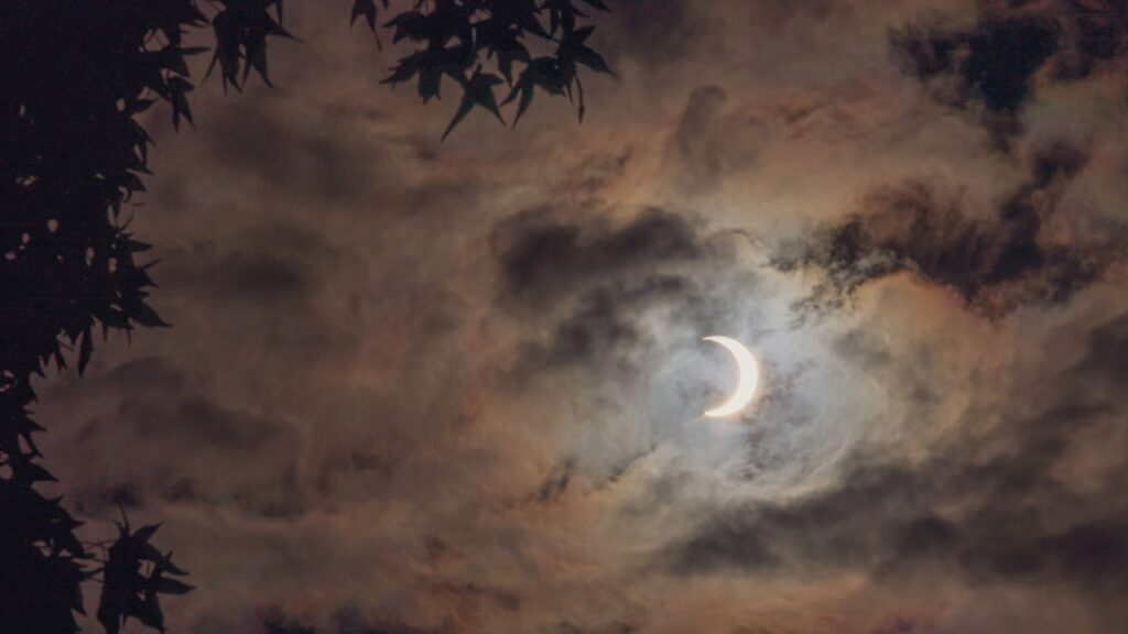 L'éclipse joue à cache-cache dans les nuages. // Source : Flickr/CC/Milan Bhatt (photo recadrée)