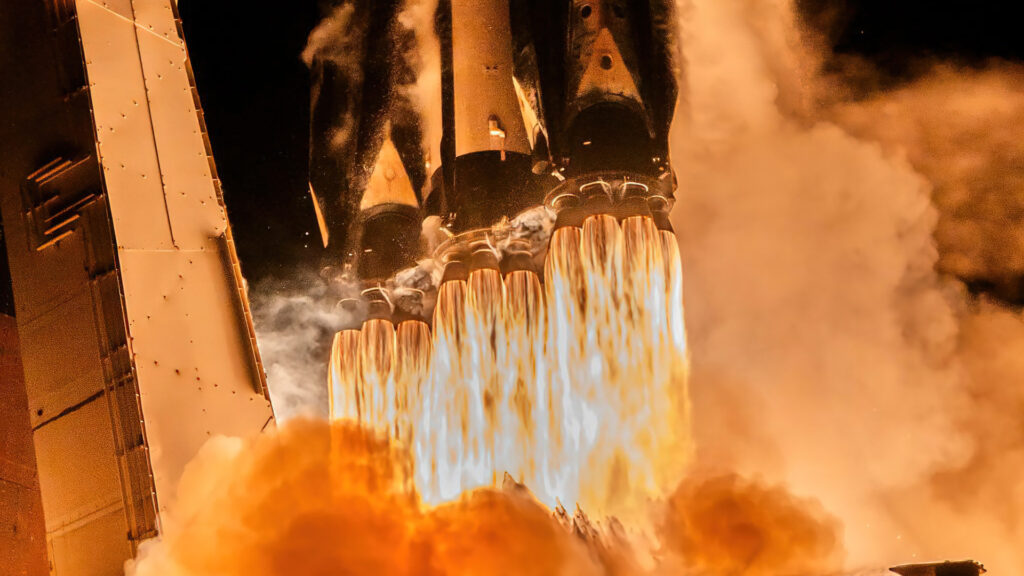 SpaceX lancia il suo razzo più grande per l'ultima volta dell'anno