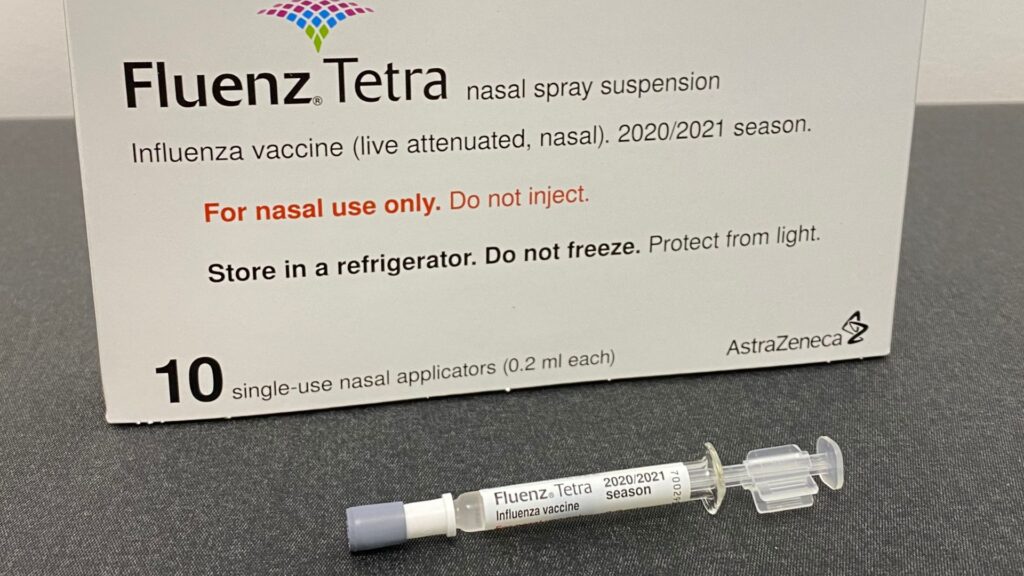 Le vaccin anti-grippal par spray nasal est en Europe sous le nom de Fluenz Tetra. Il ne nécessite pas la moindre piqûre.  // Source : AstraZeneca